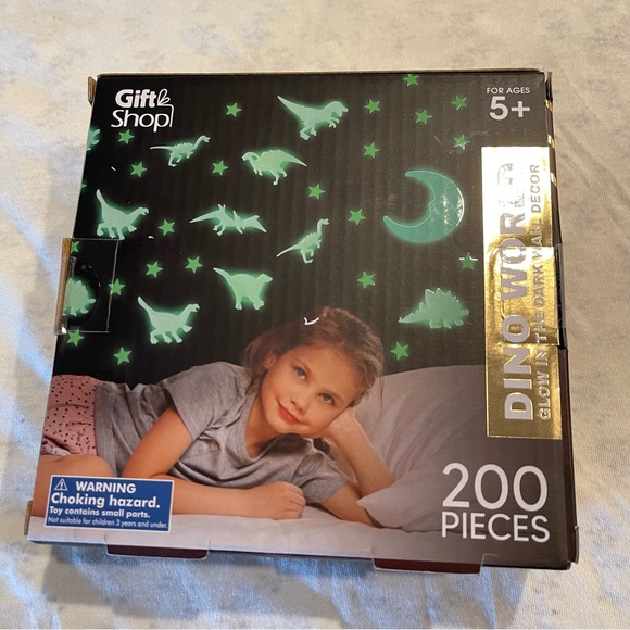 200 pieces Dino World Glow in the dark wall decor - Picture 2 of 2